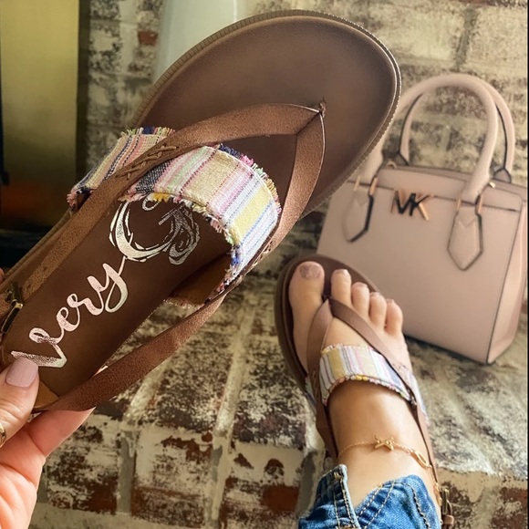 Very G Axel Sandals - Picture 1 of 4